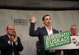 Pradales, la noche electoral en Sabin Etxea entre Andoni Ortuzar e Iñigo Urkullu.
