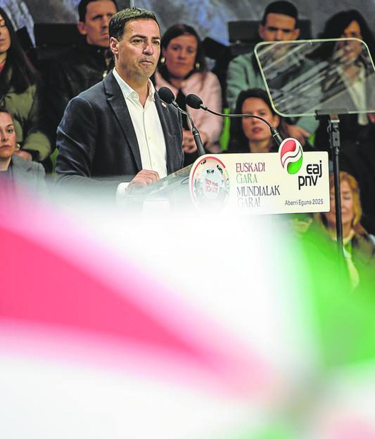 Pradales saluda a Ortuzar, «el jefe de la tribu», y Esteban no le cita