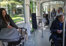 Un carrito de bebé y una persona en silla de ruedas en el tranvía.