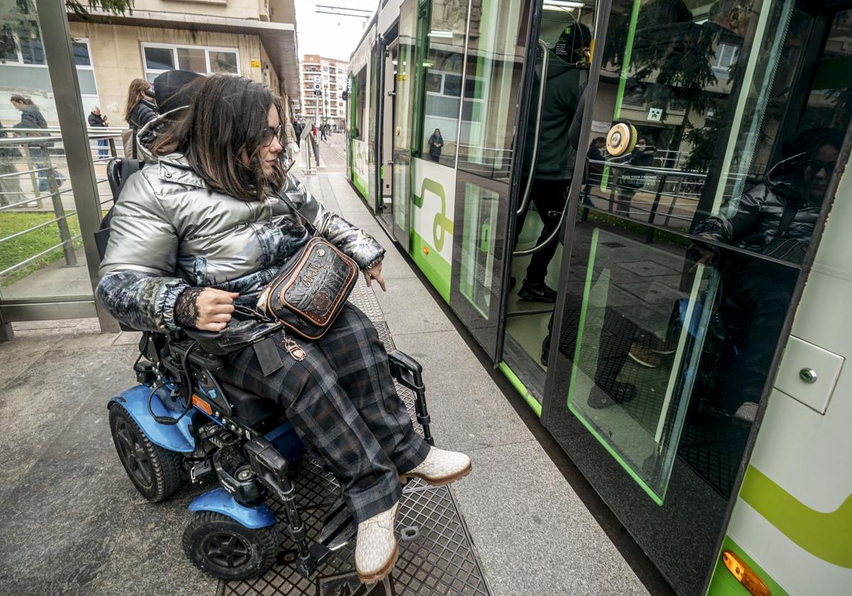 El tranvía de Vitoria rediseña su accesibilidad y sumará nueva señalética ante las críticas de usuarios