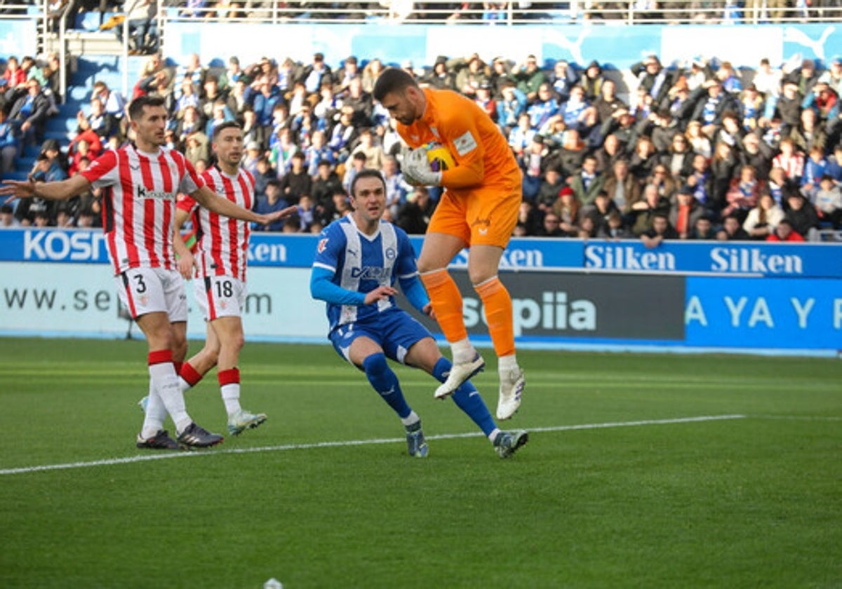 Unai Simón atrapa la pelote ante Kike García en Mendizorroza.