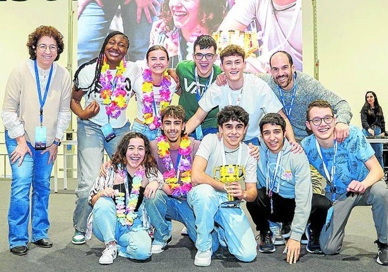 El equipo con sus profesores tras obtener el segundo puesto.