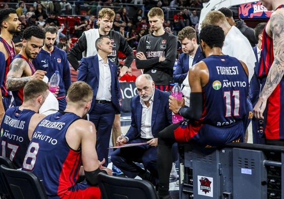 Pablo Laso imparte instrucciones a sus jugadores durante un tiempo muerto.