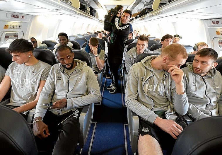 Los jugadores del Bilbao Basket durante el vuelo a Salónica