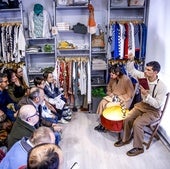 El público observa atento la representación de la obra '¿Normalmente o viceversa?' en Moda María Jesús.