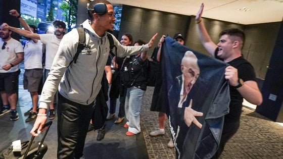 Los jugadores del Surne saludan a los aficionados de la marea negra a su llegada al hotel de Salónica.