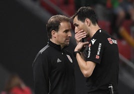 Ricardo de Burgos habla con Jagoba Arrasate, seleccionador vasco en el último partido.