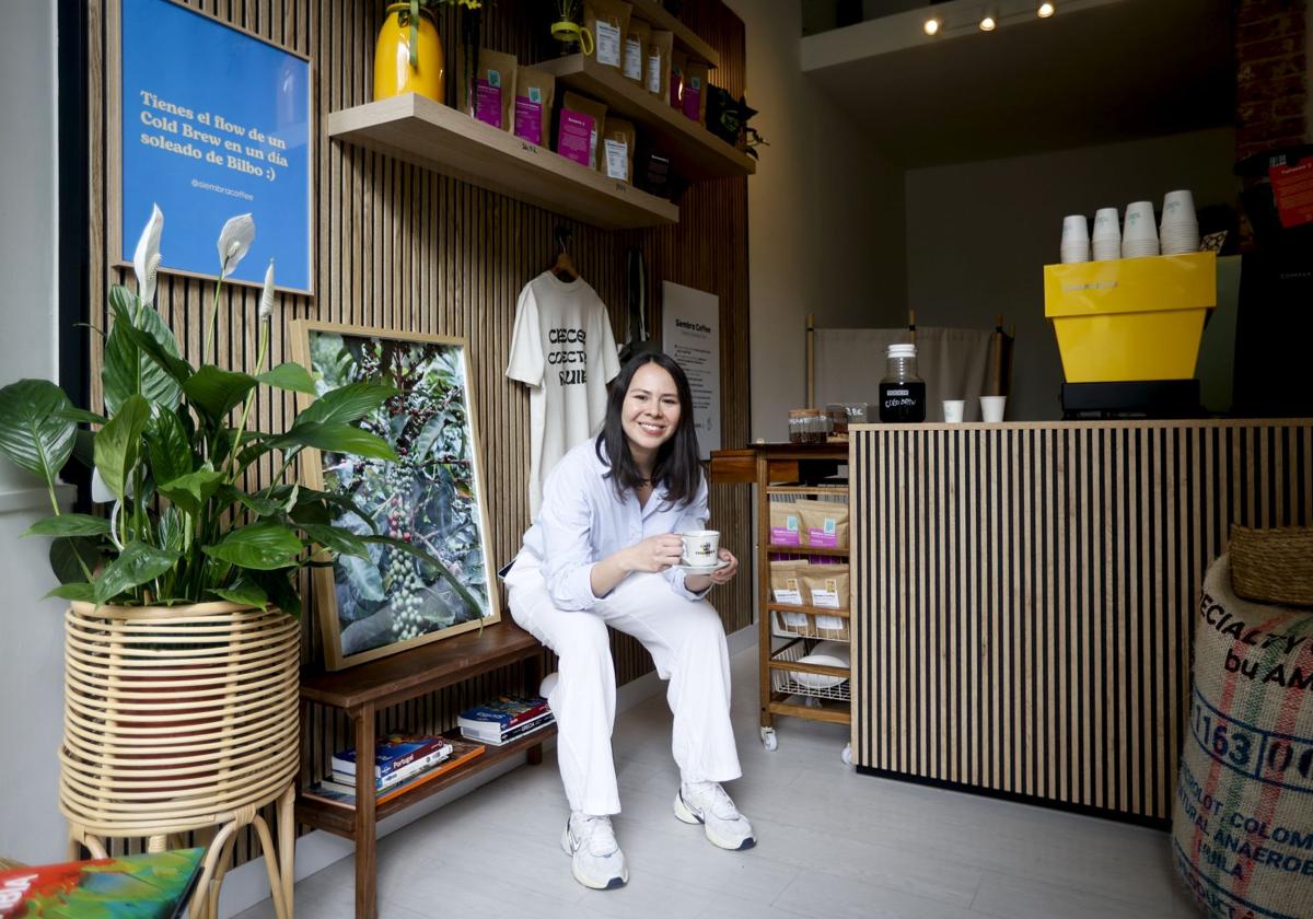 Luz Mila, la colombiana que ha abierto un templo del café en el centro de Bilbao para honrar sus raíces.