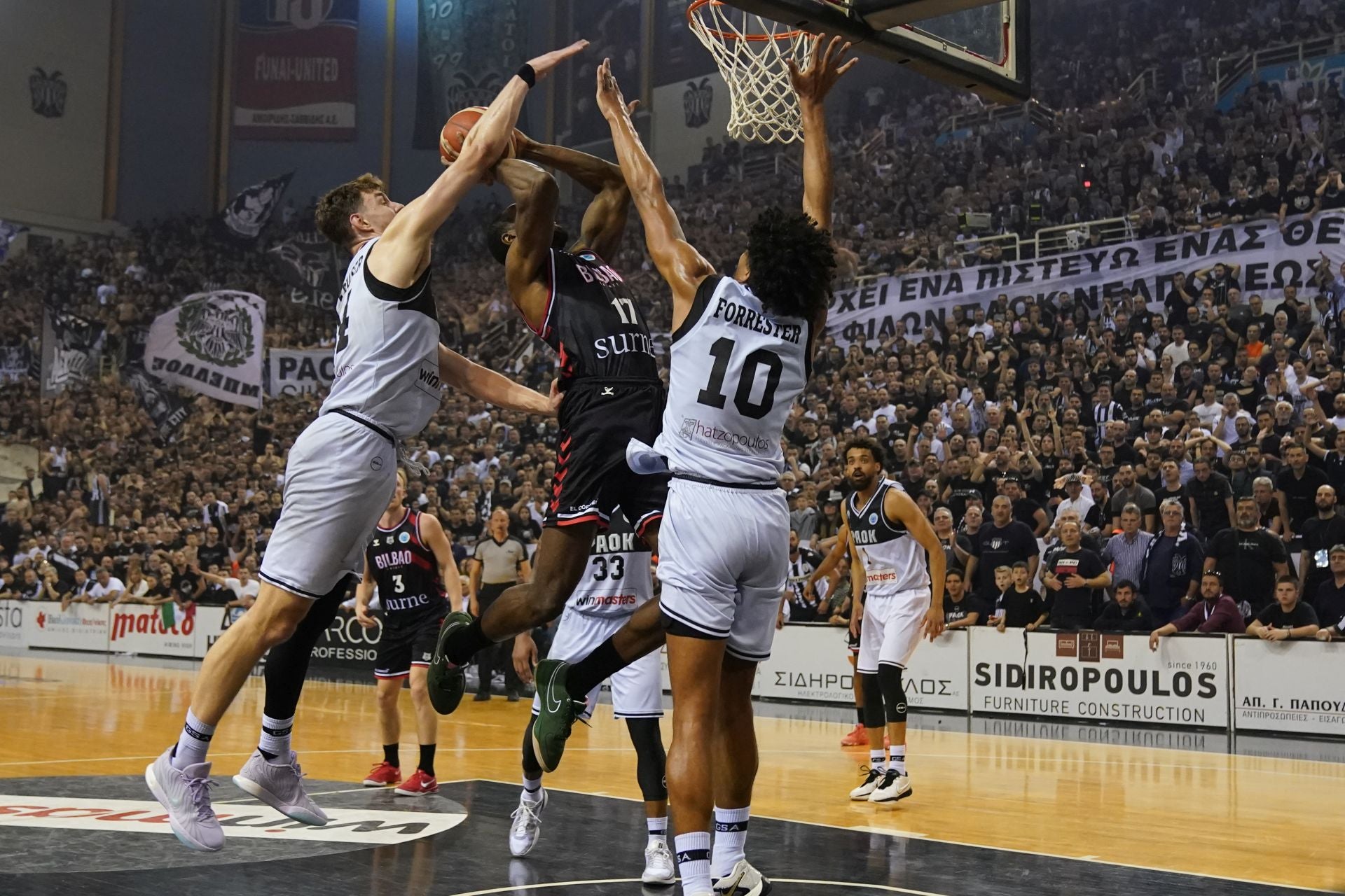 En imágenes la final de la Europe Cup, PAOK-Bilbao Basket