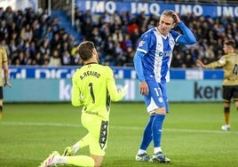 Kike se gira hacia Remiro tras un golpe.