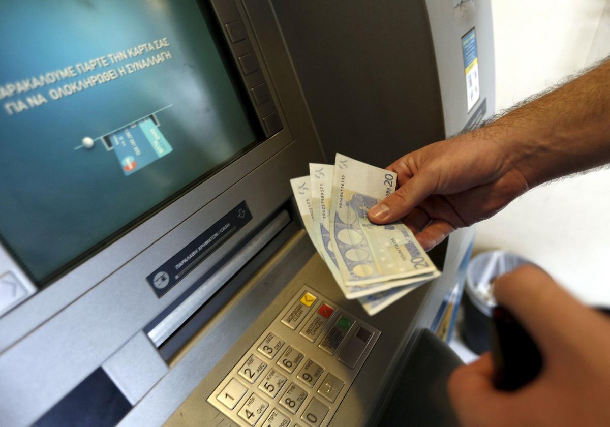 La Guardia Civil avisa del grave error que muchos cometen al sacar dinero en los cajeros