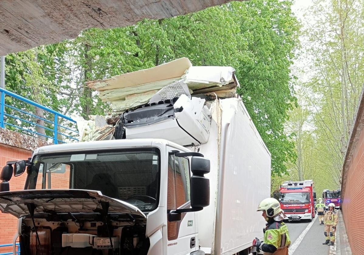 Un camión choca contra el puente de San Antonio en Vitoria