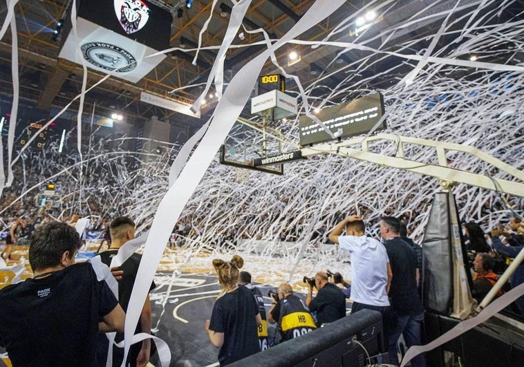 Lanzamiento de papeles, ruido ensordecedor... el infierno griego que apagó el Bilbao Basket para ser campeón
