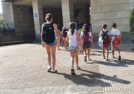 Un grupo de niños se dirigen a una actividad de colonias en Llodio.