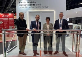 El consejero, Denis Itxaso, ha visitado este miércoles el stand que Tecnalia expone en la feria Rebuild y en el que muestra un balcón prefabricado.