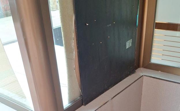 Tablón colocado en una de las ventanas un centro estético atacado por este delincuente común.