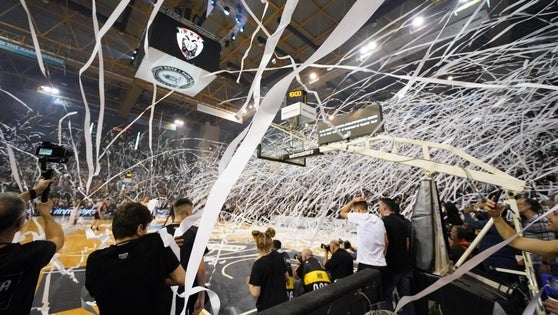 Lanzamiento de papeles, ruido ensordecedor... el infierno griego que apagó el Bilbao Basket para ser campeón