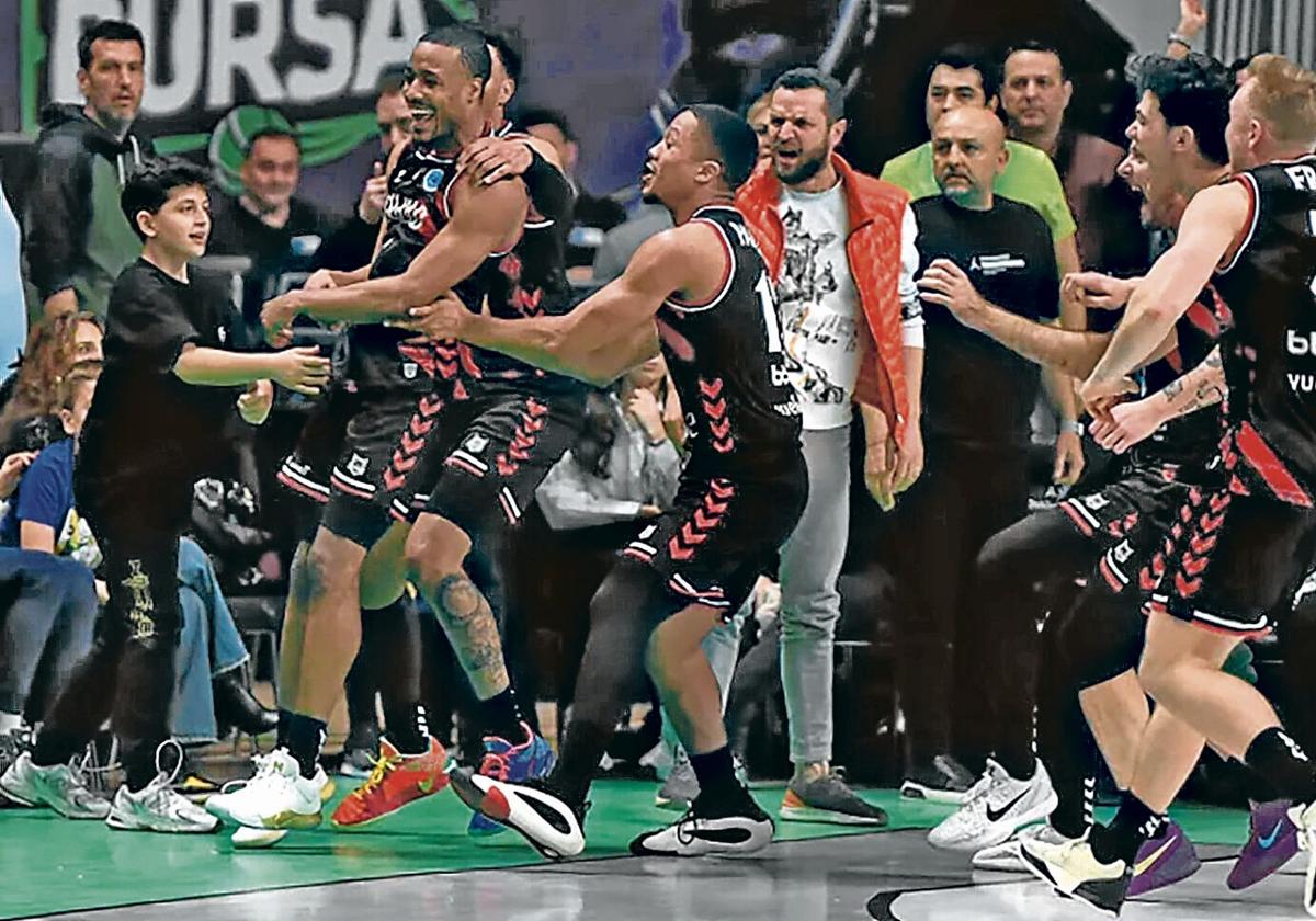 Un triple sideral y cinco minutos de locura; así superó el Surne los cuartos y las semis