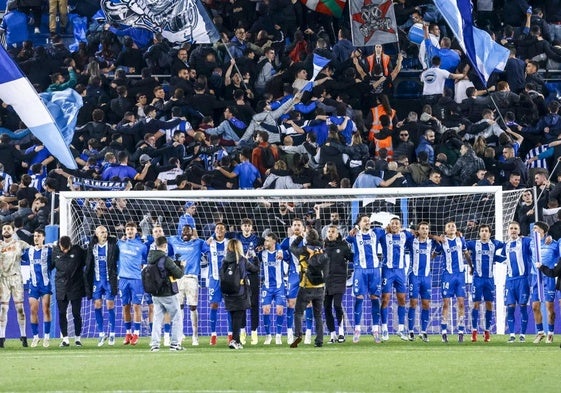 Los jugadores del Alavés celebran con su afición el triunfo.