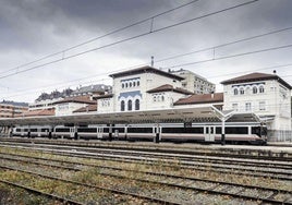 Un tren de cercanías llega a la estación de Dato.