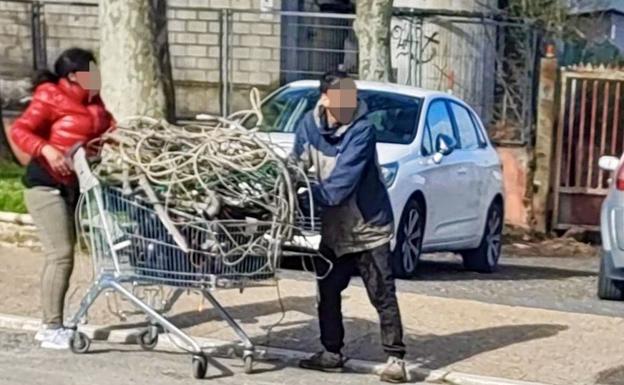 Dos ladrones de cable, en plena travesía hacia una chatarrería en Vitoria.