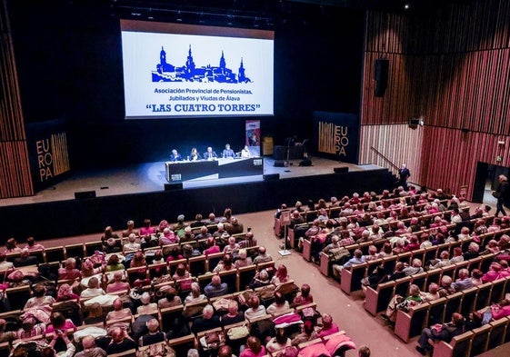 La sala del Europa se llenó para la asamblea.