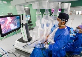 Cirujanos de Txagorritxu realizan una intervención con el robot médico Da Vinci.