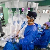 Cirujanos de Txagorritxu realizan una intervención con el robot médico Da Vinci.