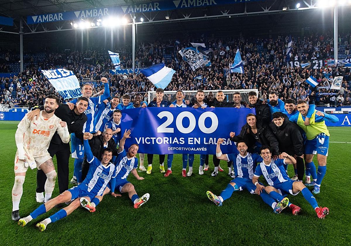 El Alavés celebra su victoria 200 en Primera División en el momento justo