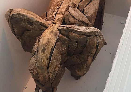 Decomisan un elefante de madera y lleno de insectos en el Puerto de Bilbao