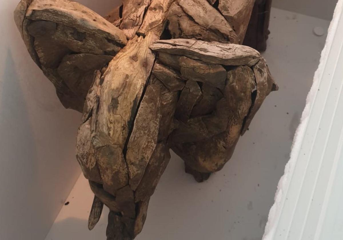Decomisan un elefante de madera y lleno de insectos en el Puerto de Bilbao