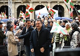 Esteban escenifica que mantiene el peso de la negociación del PNV en Madrid