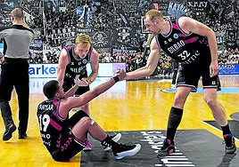 Hlinason ayuda a levantarse a Pantzar con la colaboración de Frey.