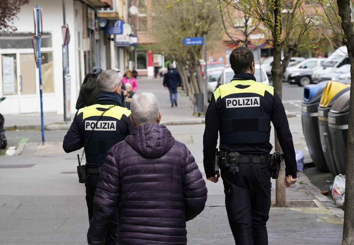 Tres ladrones rodean y atacan a una mujer en Vitoria a plena luz para robarle el bolso