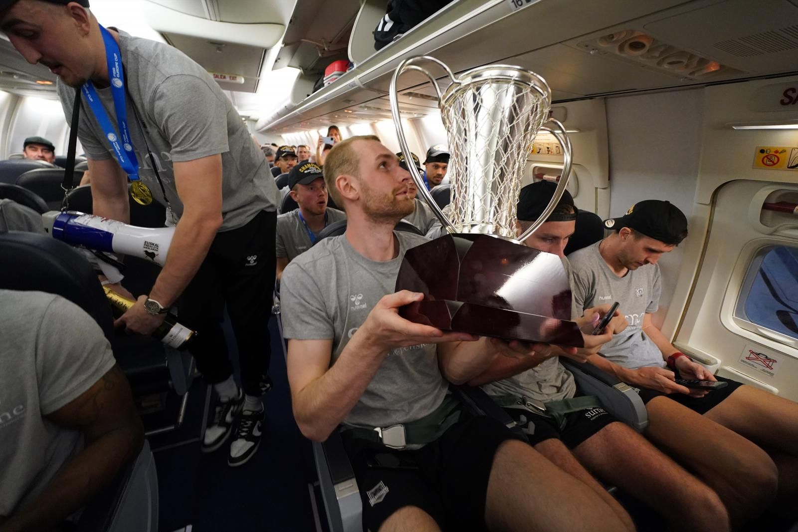 Así ha sido el vuelo de vuelta de los campeones: champán y discoteca volante