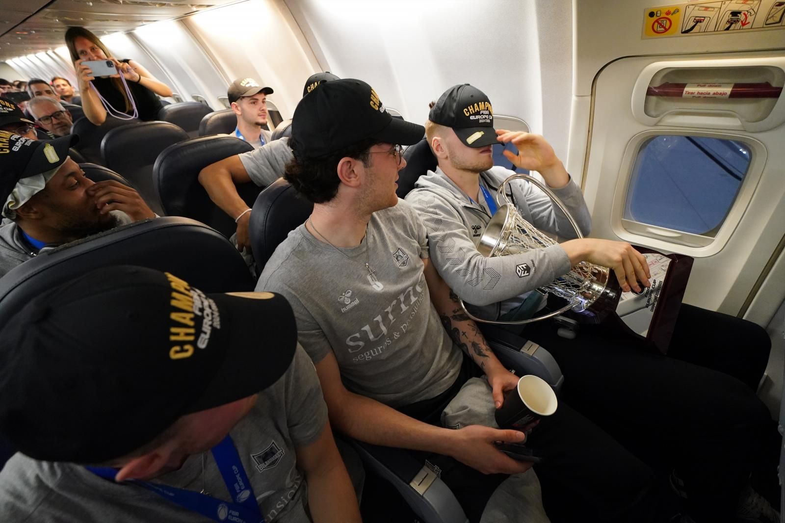 Así ha sido el vuelo de vuelta de los campeones: champán y discoteca volante