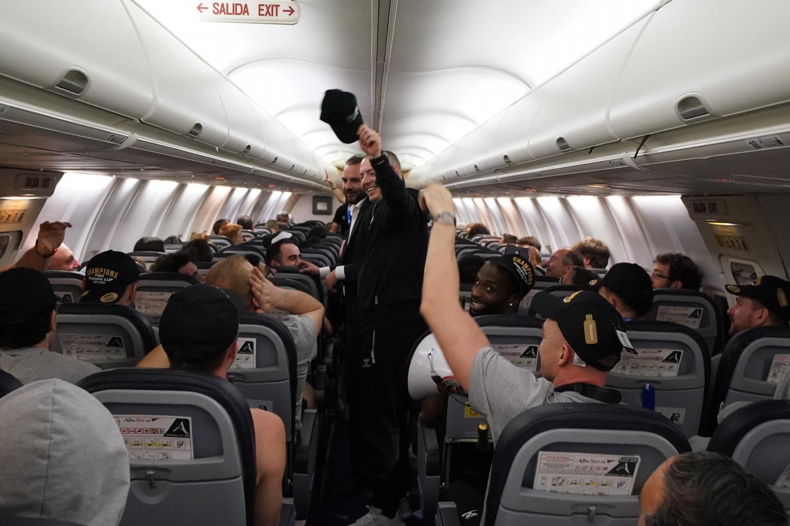 Así ha sido el vuelo de vuelta de los campeones: champán y discoteca volante