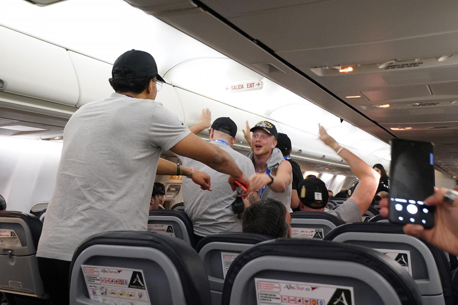 Así ha sido el vuelo de vuelta de los campeones: champán y discoteca volante