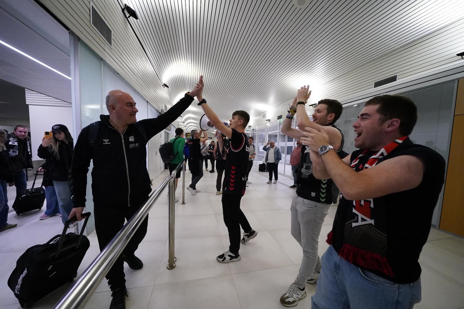 Así ha sido el vuelo de vuelta de los campeones: champán y discoteca volante