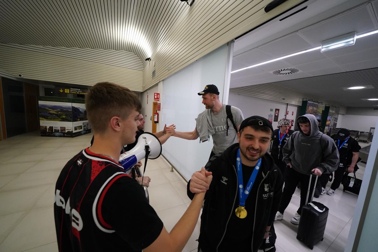 Así ha sido el vuelo de vuelta de los campeones: champán y discoteca volante
