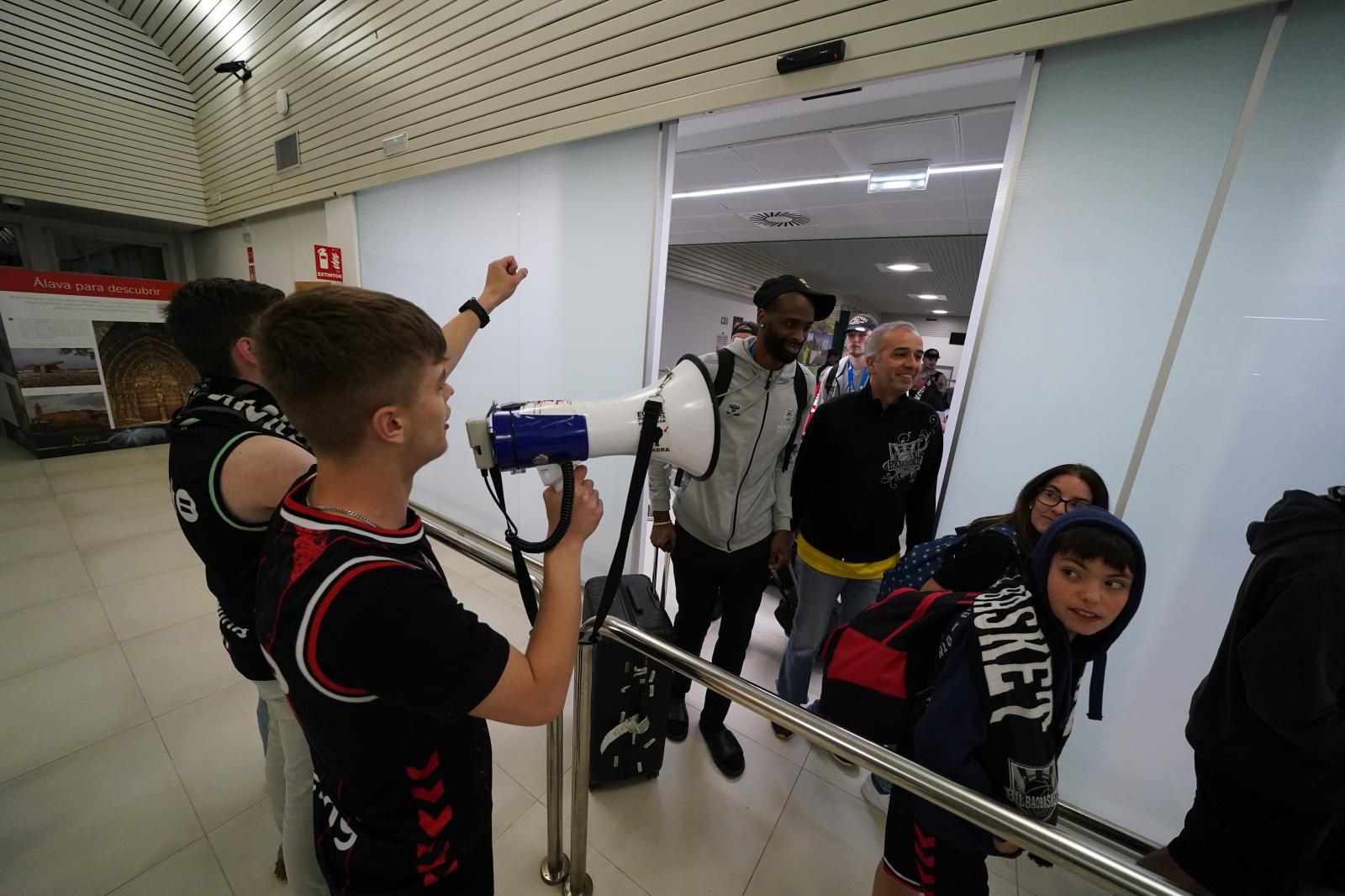 Así ha sido el vuelo de vuelta de los campeones: champán y discoteca volante