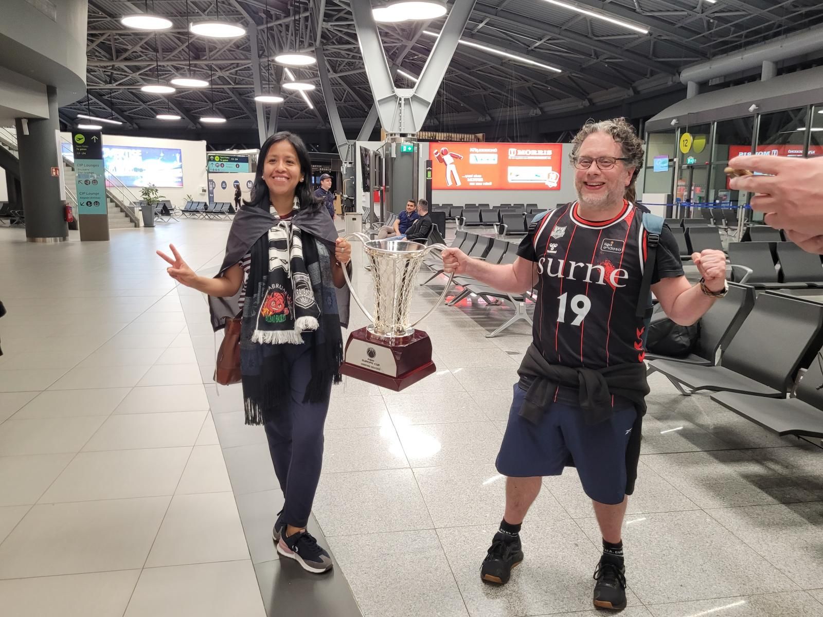 Así ha sido el vuelo de vuelta de los campeones: champán y discoteca volante