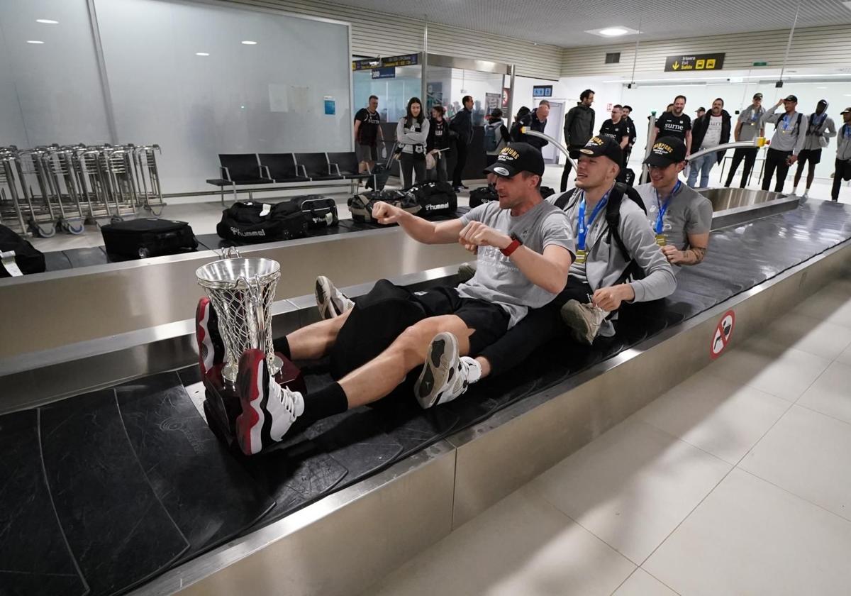 Así ha sido el vuelo de vuelta de los campeones: champán y discoteca volante