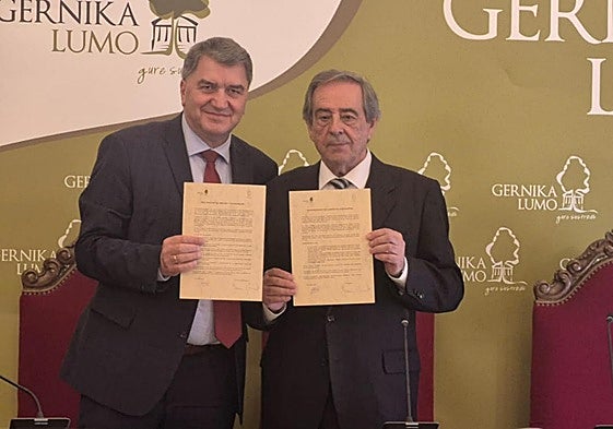 (De izquierda a derecha)El alcalde de Oswieceim, Janusz Chwierut, el primer edil de Gernika, José Mari Gorroño, y la embajadora polaca, Monika Krzepkowska.