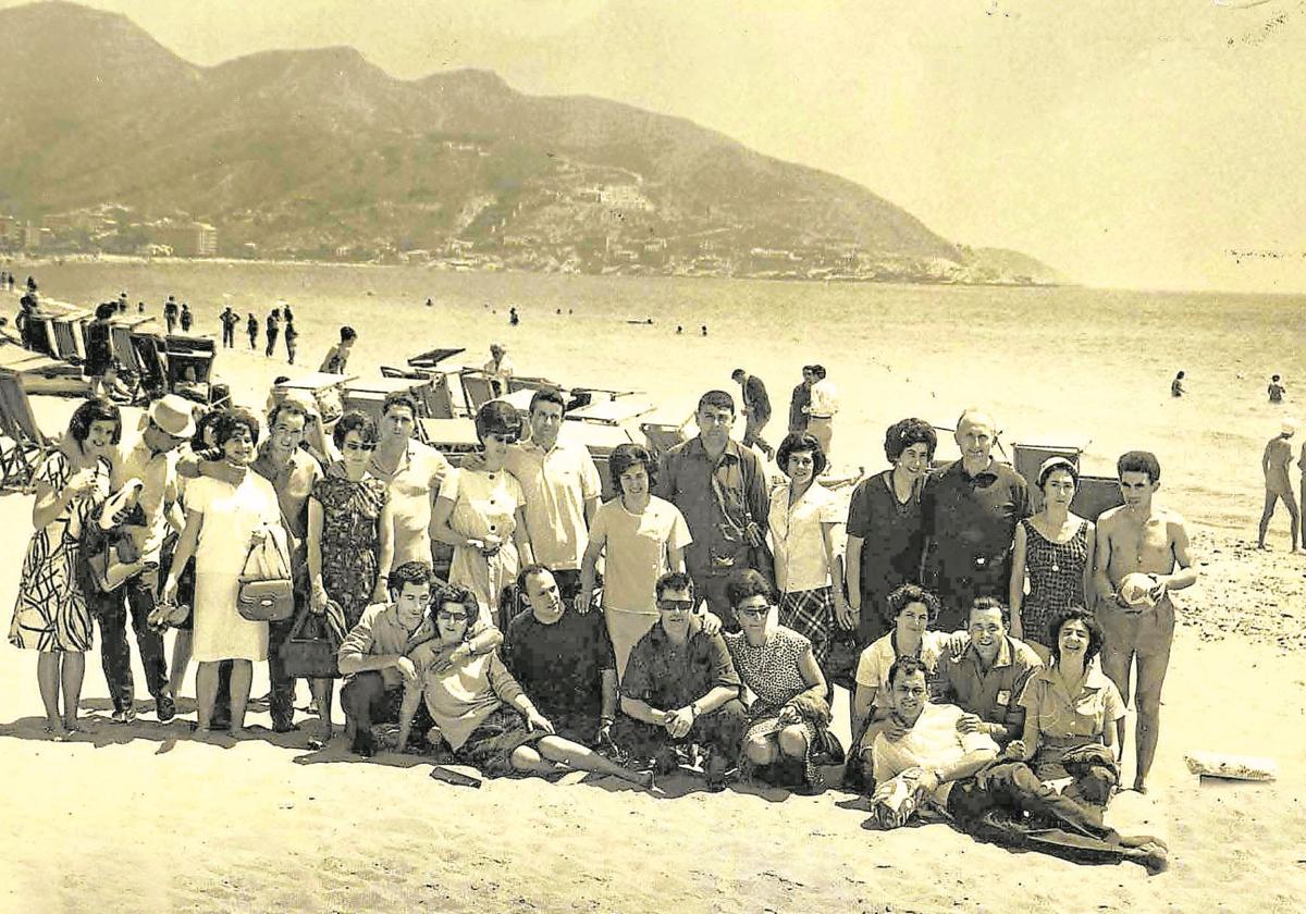Parejas participantes en el viaje de 1964, en la playa.