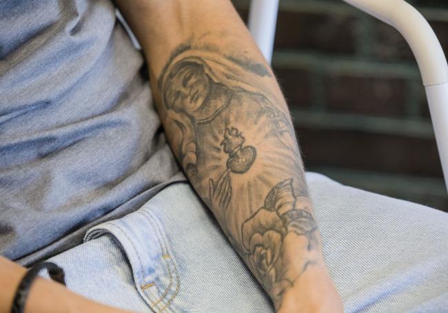 Detalles del tatuaje de Tenaglia en el antebrazo.