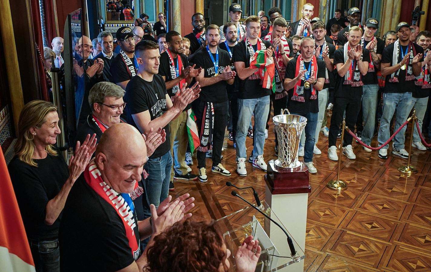 Las imágenes del recibimiento a los jugadores del Bilbao Basket