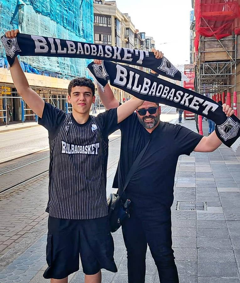Las imágenes del recibimiento a los jugadores del Bilbao Basket