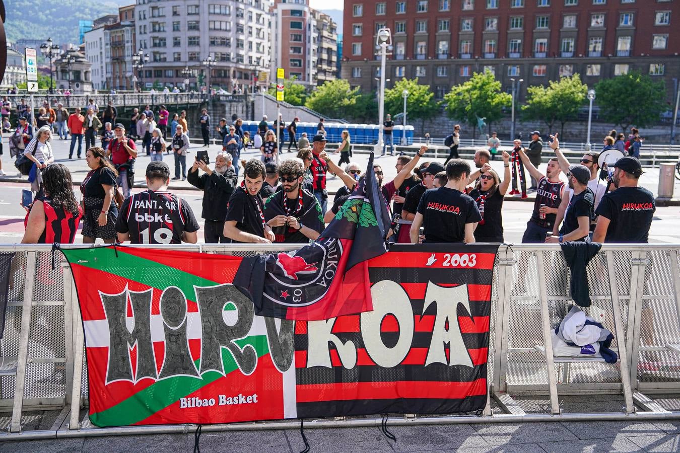 Las imágenes del recibimiento a los jugadores del Bilbao Basket