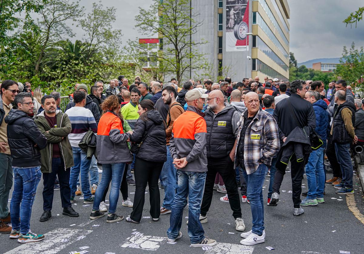 Los trabajadores de Bridgestone acudirán al parlamento europeo y se concentrarán frente a la embajada de Japón en Madrid